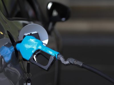 Petroleras acuerdan "congelar" el precio de los combustibles durante 45 días