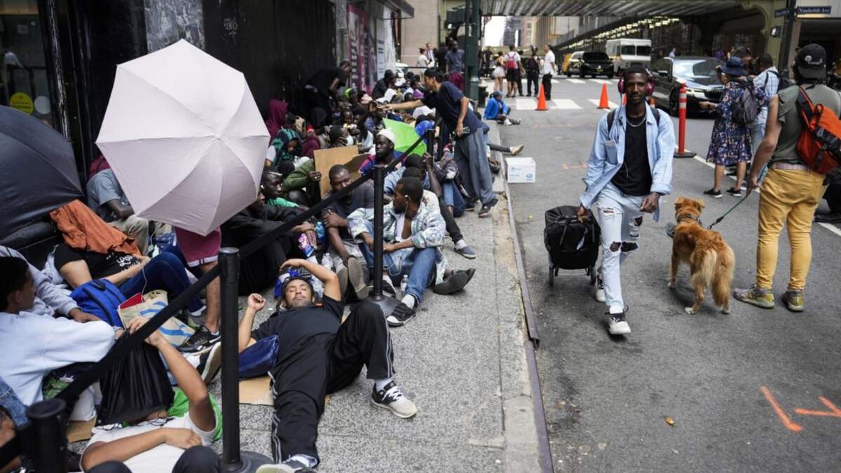 Migrantes forman fila frente al Roosevelt Hotel que la ciudad de Nueva York emplea como alojamiento temporal