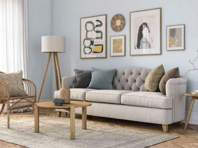El sofá blanco o beige que heredaste de la abuela puede ser tendencia: así lo lográs con simples detalles