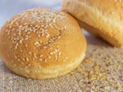 Sin amasar y con 400 gramos de harina: prepará estos exquisitos panes de hamburguesa para tu próxima juntada