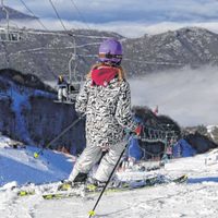 Con cerros nevados, Bariloche mantiene habilitadas las pistas de esquí para repuntar la temporada