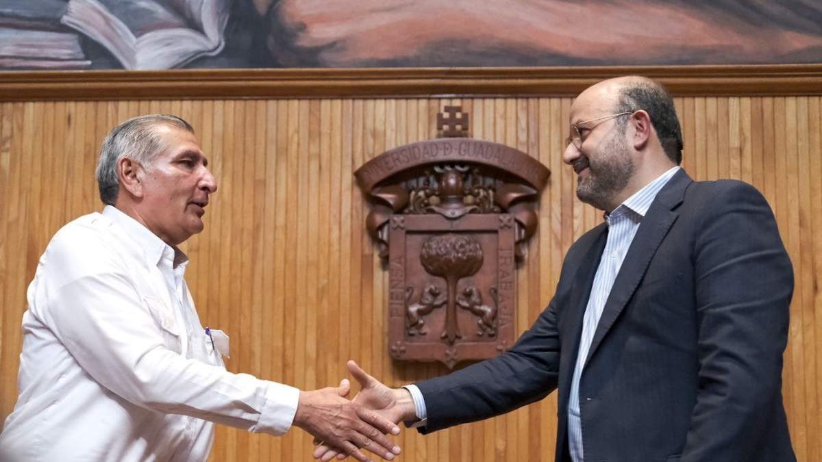 Adán Augusto López, aspirante a la candidatura de Morena a la Presidencia, saluda al rector de la UdeG, Ricardo Villanueva Lomelí