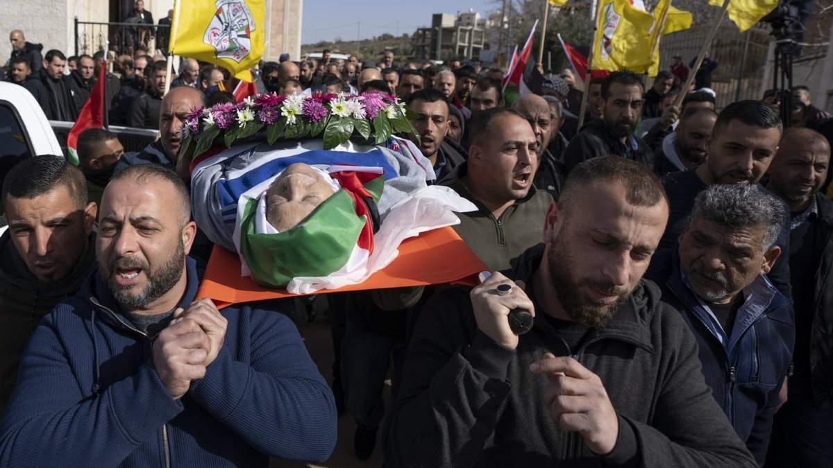 ARCHIVO - Dolientes cargan el cadáver de Omar Assad durante su funeral en la aldea cisjordana de Jiljiliya, al norte de Ramallah, el jueves 13 de enero de 2022. El palestino-estadounidense fue hallado muerto poco después de ser detenido por el batallón Netzah Yehuda en un puesto de control de Cisjordania