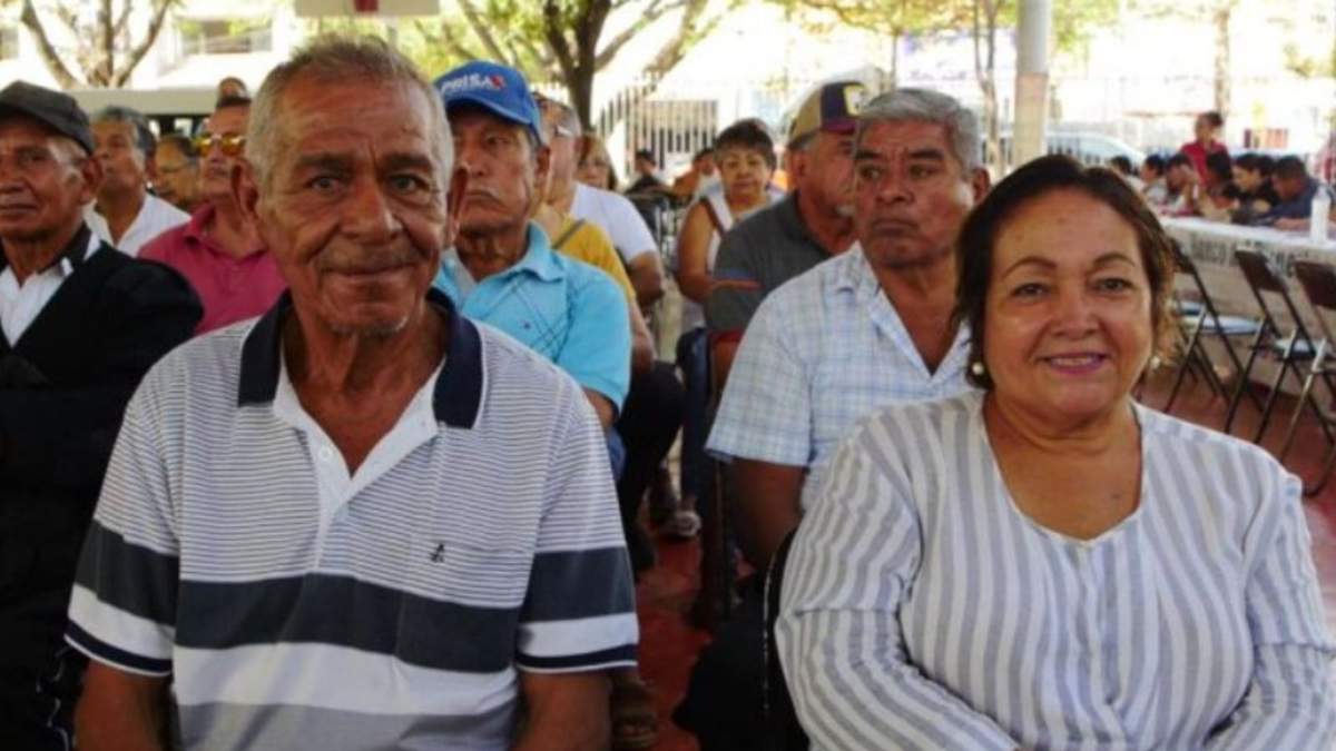 La figura de persona auxiliar en la Pensión para el Bienestar se puede designar en cualquier momento y no afecta el derecho del beneficiario al apoyo económico.