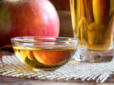 Beneficios del vinagre de manzana en la piel: un aliado comprobado para atenuar arrugas y regenerar el rostro