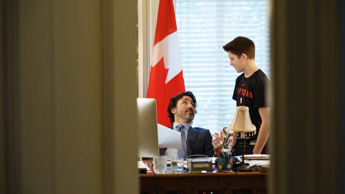 El primer ministro de Canadá, en su casa, acompañado de su hijo