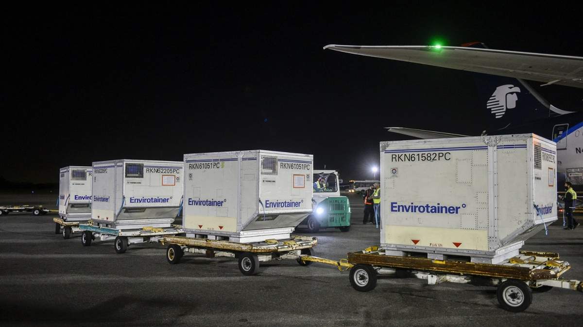 Lotes con las vacunas de AstraZeneca en Ezeiza durante un arribo en Junio. Fuente (Twitter)