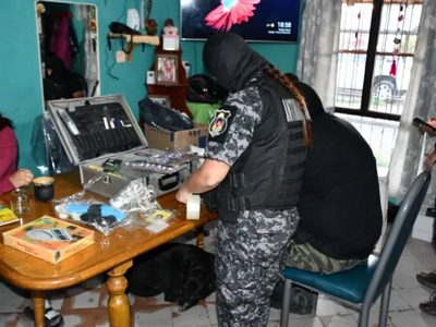 200 policías coparon Centenario: secuestraron drogas, armas y más de dos millones de pesos