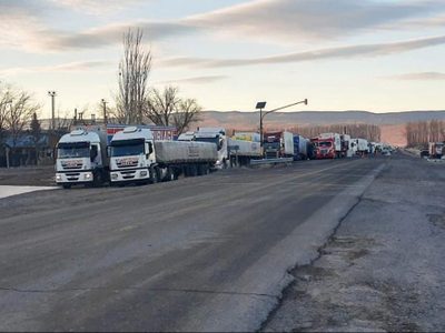Por las nevadas, al menos 60 camiones quedaron varados en Neuquén