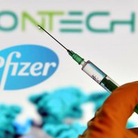 Acusan a Pfizer y al Reino Unido de mandar a los países más pobres "al final de la fila"