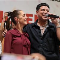 Así fue el palomazo de Eduin Caz, de Grupo Firme, junto a Sheinbaum en Ensenada (Videos)
