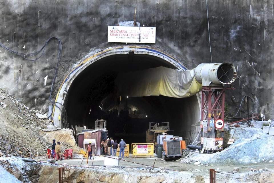 Los trabajadores de la construcción están atrapados desde el domingo, cuando un deslave provocó que parte del túnel se derrumbara