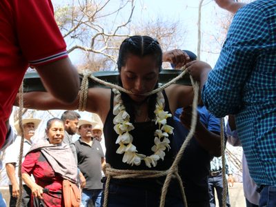 Semana Santa en Huixtac: jóvenes cargan cactus en sus espaldas como penitencia