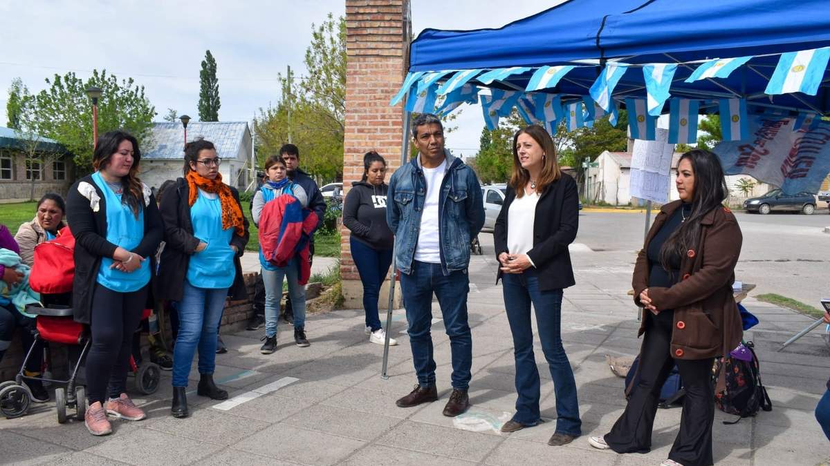 Mercedes Lamarca visitó el hospital de Plottier. Fuente: (Facebook)