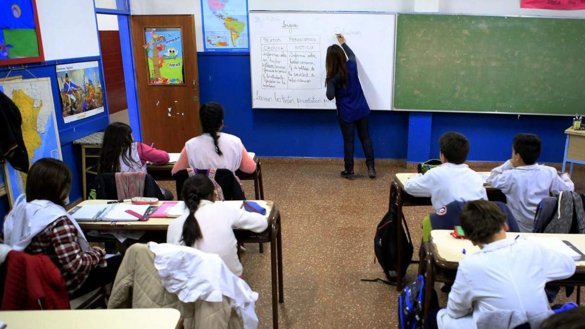 Docente dicta una clase en el nivel primario. Fuente: (Twitter)