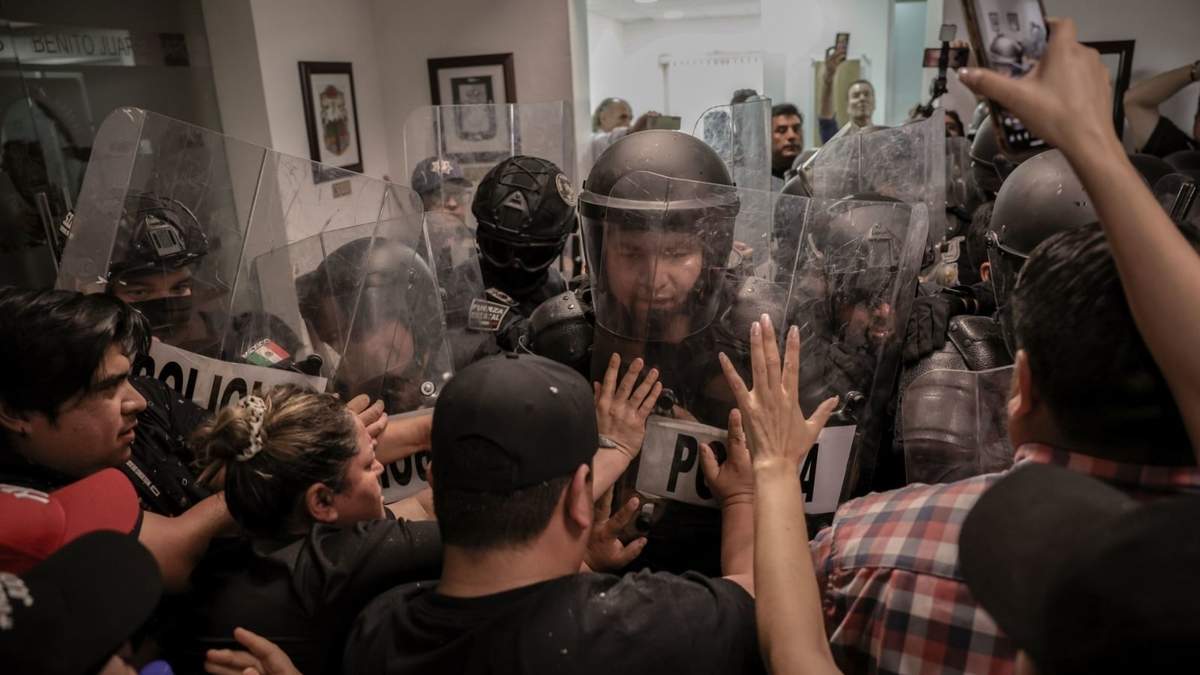 Enfrentamientos entre manifestantes y policías antimotines