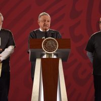 AMLO viste playera alusiva a los 43 y ofrece recompensa y protección a informantes de su paradero