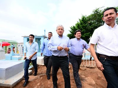 AMLO hace a un lado la política para visitar a sus difuntos en Tabasco (Video)