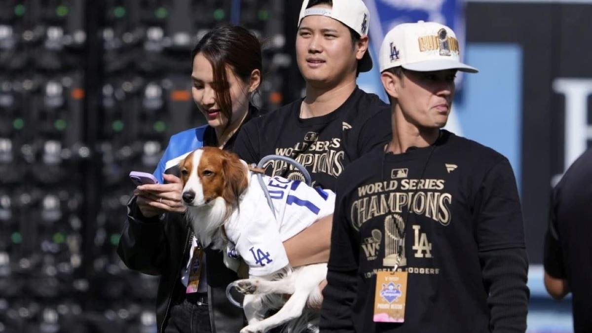 Shohei Ohtani de los Dodgers de Los Ángeles sostiene a su perro decoy en el desfile y celebración tras ganar la Serie Mundial el viernes primero de noviembre del 2024