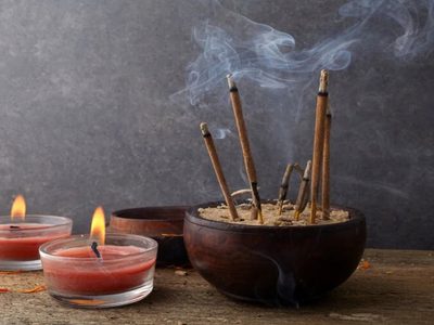 Rituales: los sahumerios que tenés que tener en casa para formar una barrera protectora contra las malas energías