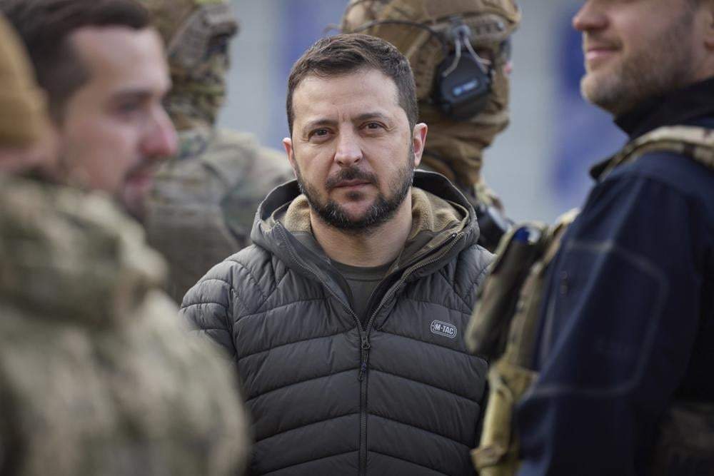 El presidente de Ucrania, Volodimir Zelenski, durante su visita a Jersón, Ucrania, el lunes 14 de noviembre de 2022