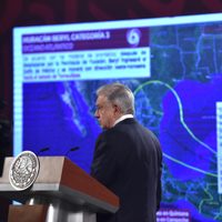 “No titubeemos”: AMLO urge a la población a buscar refugio ante llegada del huracán Beryl