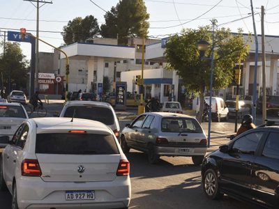 Cargar nafta es una odisea en Neuquén: hay largas filas y horas de espera