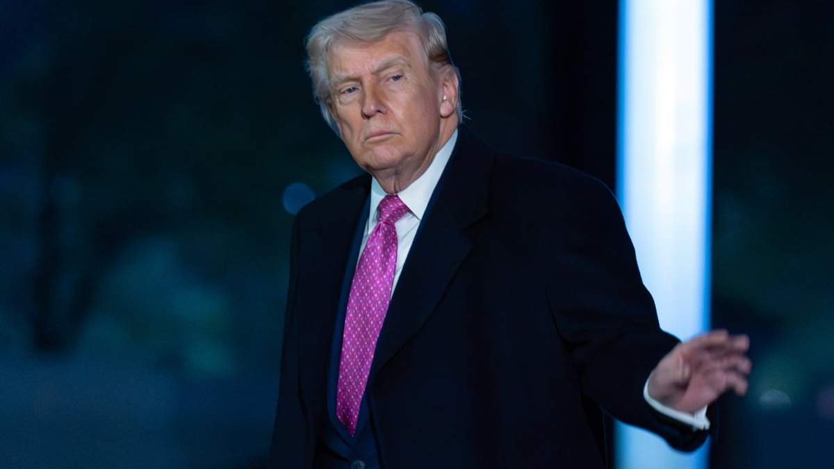 El presidente Donald Trump saluda a los medios de comunicación mientras camina por el jardín sur a su llegada a la Casa Blanca, el domingo 29 de marzo de 2026, en Washington