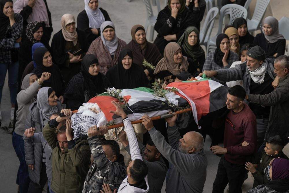 Palestinos llevan el cuerpo de Jana Zakaran, de 16 años, durante su funeral en Yenin