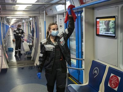 Rusia registra un récord de decesos por coronavirus el día que comienza a producir su segunda vacuna