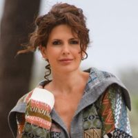 Con diseño propio: Isabel Macedo destaca su sweater para pasar el frío del otoño