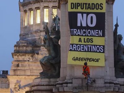 Greenpeace irrumpió frente al Congreso y desató polémica por la Ley de Glaciares