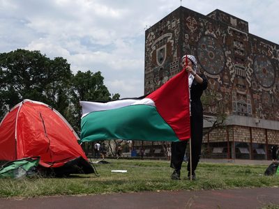 Estudiantes de la UNAM instalan campamento en apoyo a Palestina frente a la Rectoría