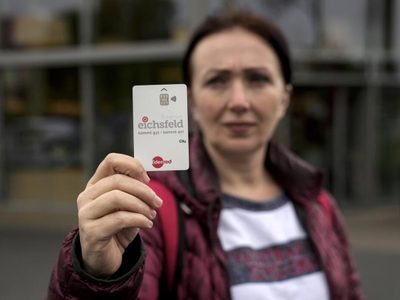 Alemania entrega ayudas a migrantes en tarjetas; los críticos dicen que es discriminatorio