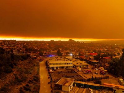 Incendios forestales arrasan Chile; dejan 15 muertos y obligan a 50 mil personas a huir