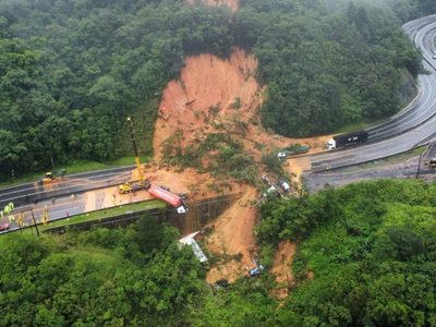 Un alud destruyó una autopista en Brasil
