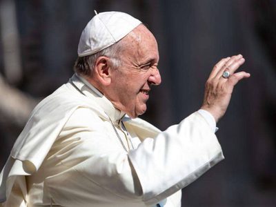 El Papa adelanta dos horas la misa del Gallo y no impartirá la bendición "Urbi et Orbi" desde el bal
