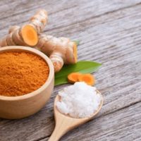 Cómo hacer la famosa sal dorada, el condimento antinflamatoria que es un verdadero tesoro para tu salud