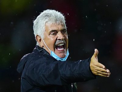 Tuca Ferretti dejó de ser técnico de los Bravos de Juárez