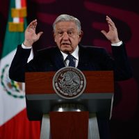 Pese a pleito con Salinas Pliego, AMLO niega que se le pueda revocar la concesión de TV Azteca