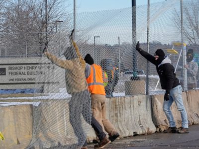 ICE impide que congresistas inspeccionen centro de detención en Minneapolis