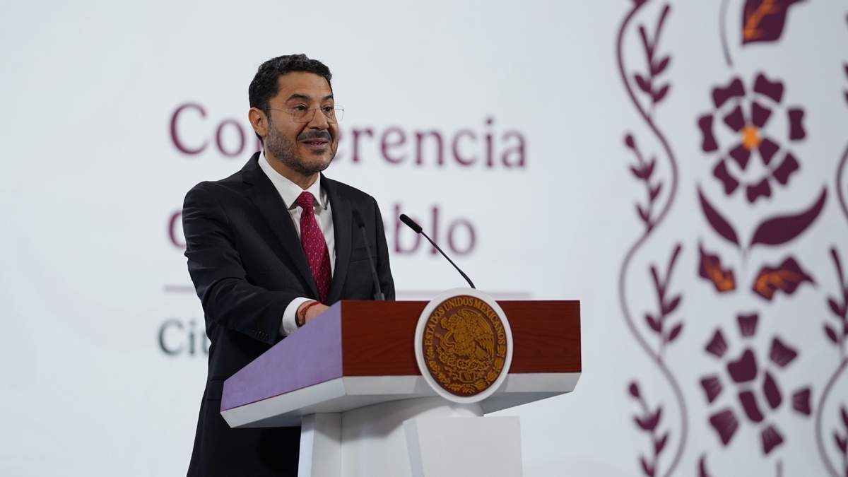 Martí Batres Guadarrama, director general del Instituto de Seguridad y Servicios Sociales de los Trabajadores del Estado (ISSSTE)