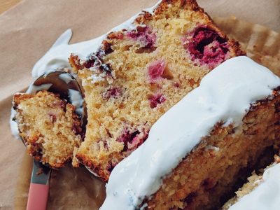 Torta de yogur y frambuesas sin harina: mirá esta versión fit que te encantará para comer un dulcito sin culpa