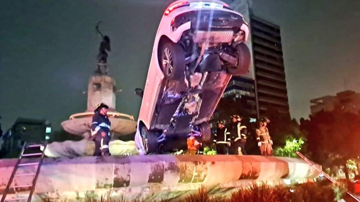 Las maniobras de los Bomberos para retirar la camioneta de la Diana Cazadora