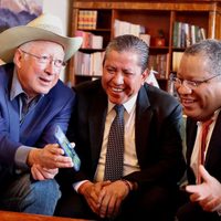 Ken Salazar ofrece apoyo a Zacatecas; Monreal acepta, pero sin cambiar la estrategia