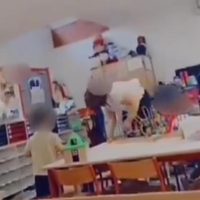 Maestra da golpe a una niña y la tira al suelo en una guardería (Video)