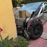 Estrelló una Cybertruck de Tesla contra una casa en la CDMX; el conductor era “El Jhay Pa”