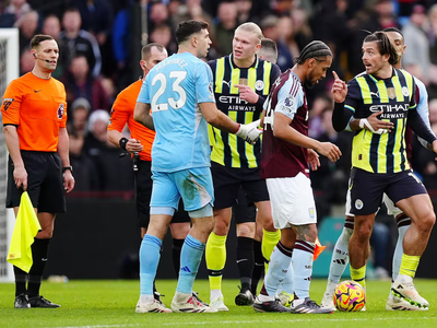 Discusión entre conocidos: qué le dijo Dibu Martínez a Grealish en el partido de Aston Villa y Manchester City
