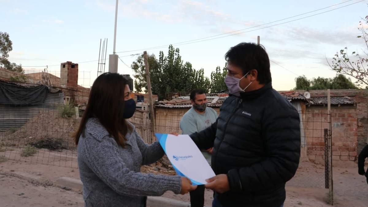 El intendente Mariano Gaido y una vecina de Villa Ceferino. Fuente: (Twitter)