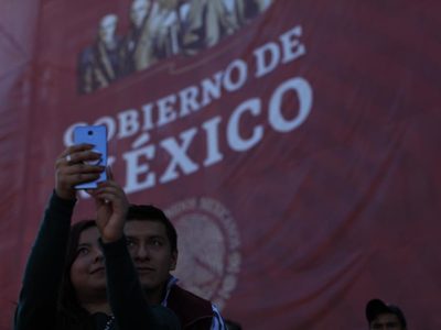 Los zócalos de AMLO y Salinas: La confrontación que corre paralela